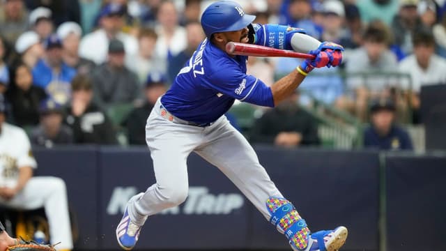 Teoscar Hernandez Exits Dodgers Game With Hamstring Strain