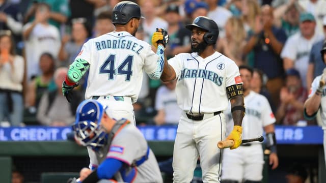 Mariners Smash Three Homers to Extend Win Streak to Eight