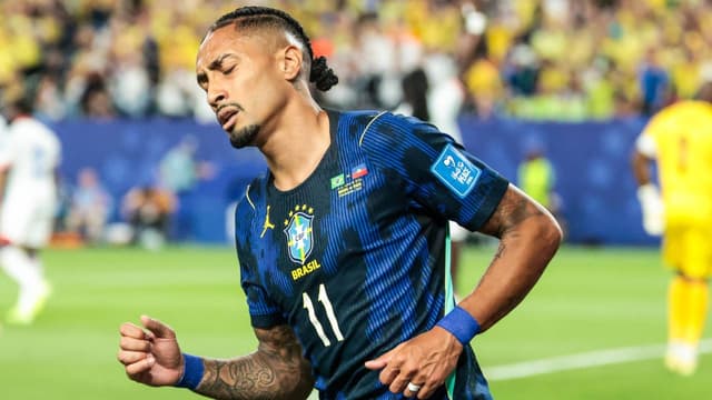 Raphinha Forced Off With Possible Hamstring Injury