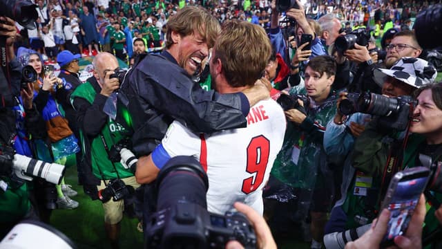 "I'm the F*cking New Salt Bae!": Peter Crouch Embarrassed After Emotional Harry Kane Hug