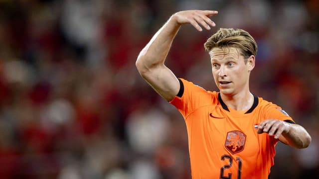Barcelona and Frenkie de Jong Clash Over Knee Surgery