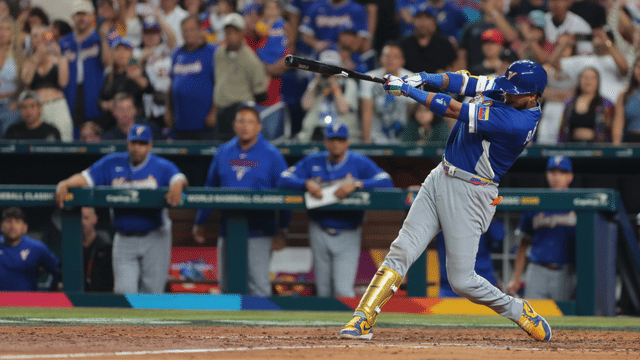Luis Arraez Honors His Mom by Giving Her WBC Gold Medal