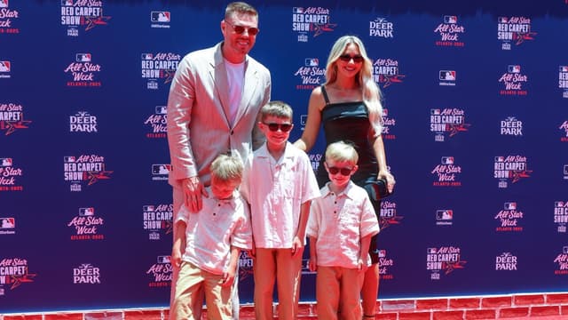 Freddie Freeman Heads To Paternity List, Dodgers Call Up Ryan Ward