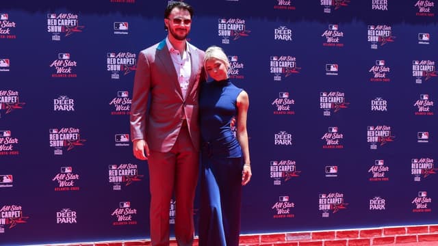 Livvy Dunne Tries Paul Skenes' Signature 'Splinker' at Fanatics Fest