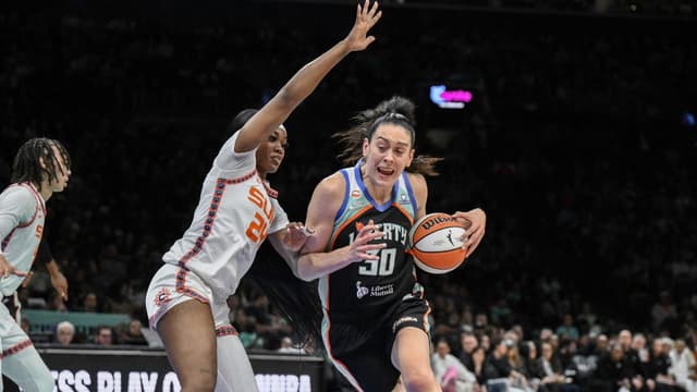 Breanna Stewart Dominates Connecticut Sun in First Half