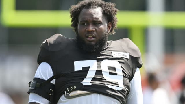 6’8”, 359 lbs Browns OT Dawand Jones Takes $2 Million Pay Cut 