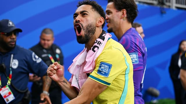 Matheus Cunha Explains Five Fingers Gesture To Kento Shiogai After Brazil Win