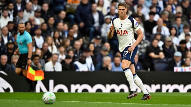 Manchester United Considering Move for Micky van de Ven to Bolster Defense in the Summer