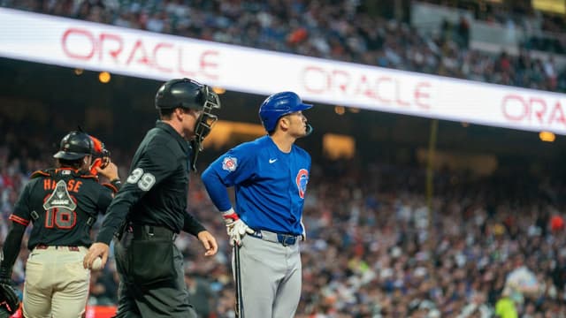 Seiya Suzuki Exits Game Against Giants Due to Right Knee Discomfort