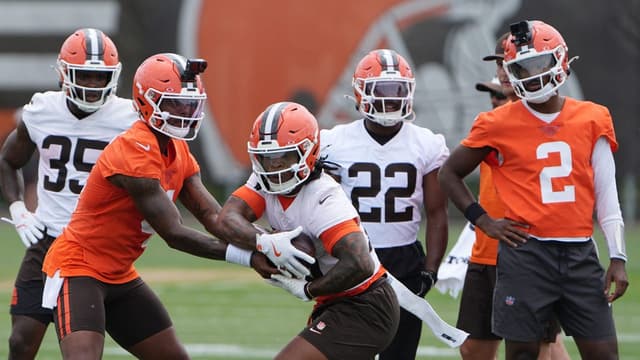 Browns Players Reportedly Back Deshaun Watson Over Shedeur Sanders 