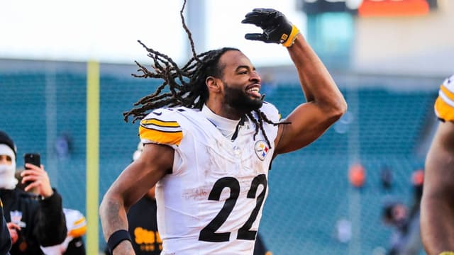 Najee Harris Says NFL Players Check Social Media During Halftime