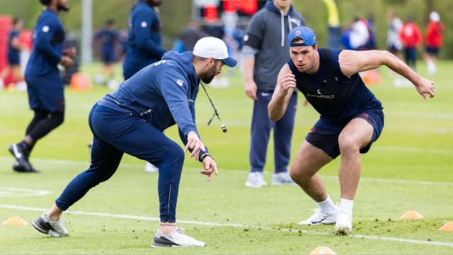 Patriots TE Julian Hill Amazed By Hunter Henry’s Longevity