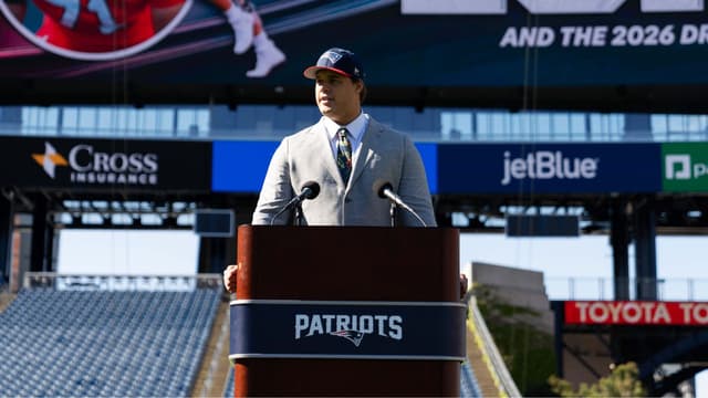 Patriots HC Mike Vrabel Raves About Rookie Caleb Lomu
