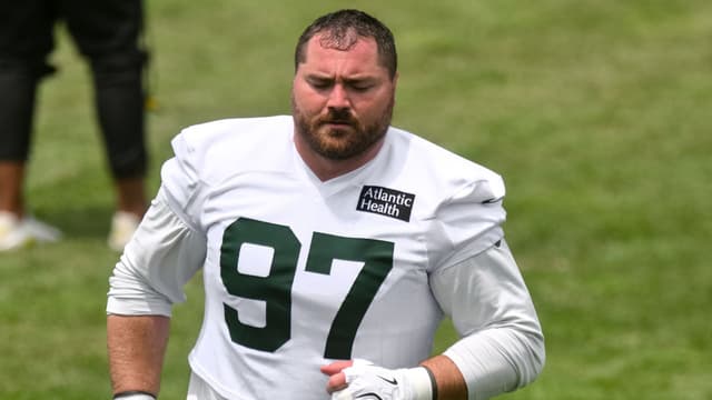 Analyst Urges Jets to Avoid Rushing Harrison Phillips Extension