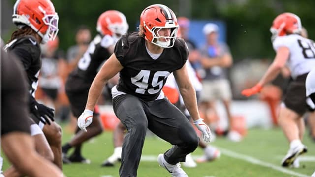 Carson Schwesinger Receives Rare NFL Gold Shield Honor