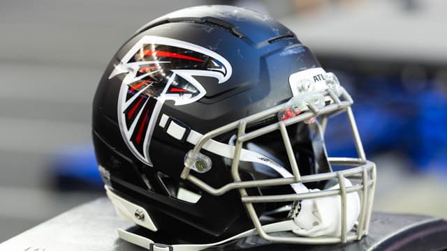 Falcons Players Visit U.S. Troops in Japan on NFL-USO Tour