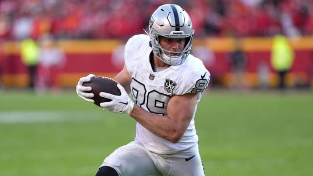 Kirk Cousins Sees Brock Bowers as “Best Tight End in Football”