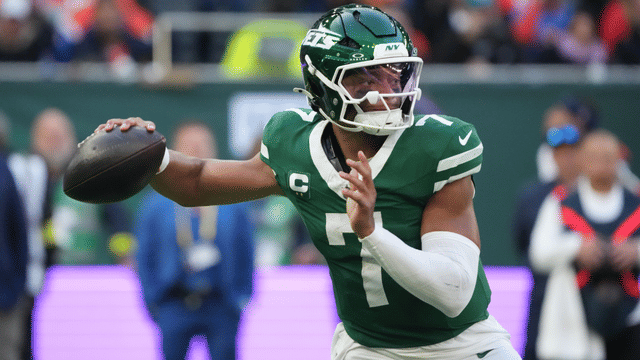 Aaron Glenn Defends Justin Fields After Ugly Loss in London