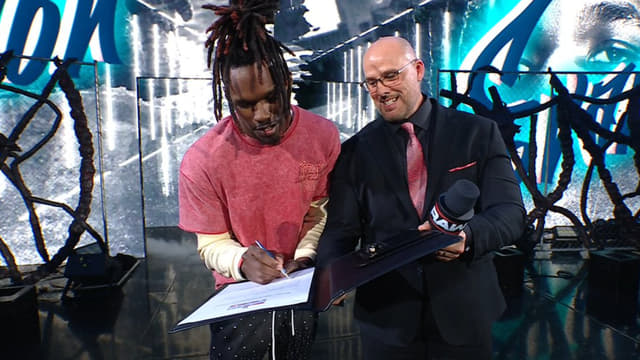 Contract Signed: Je’Von Evans Makes Raw Home Official