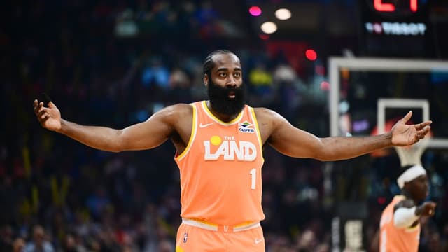 Shams: James Harden Plans to Play Through Fractured Thumb, No Surgery