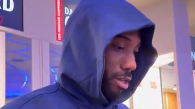 Kawhi Leonard Gives Shai Gilgeous-Alexander His Flowers After Clippers’ Loss vs. Thunder