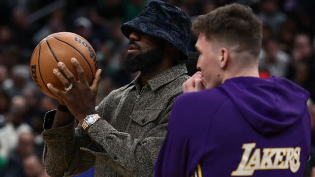 LeBron James Available for Lakers’ Game vs. 76ers