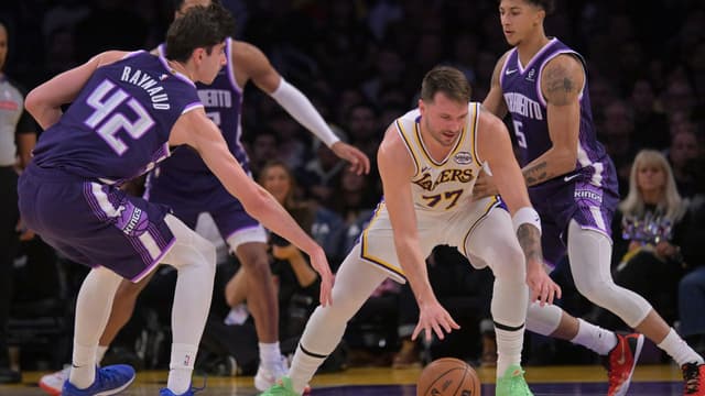 Lakers End 3-Game Losing Streak With Blowout Win Over Kings