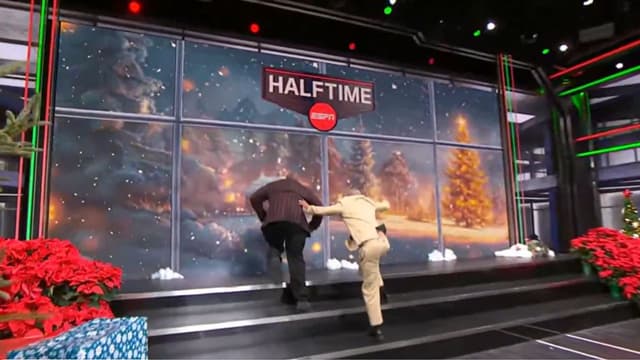 Shaquille O'Neal Breaks the Board After Beating Kenny Smith in the Halftime Race