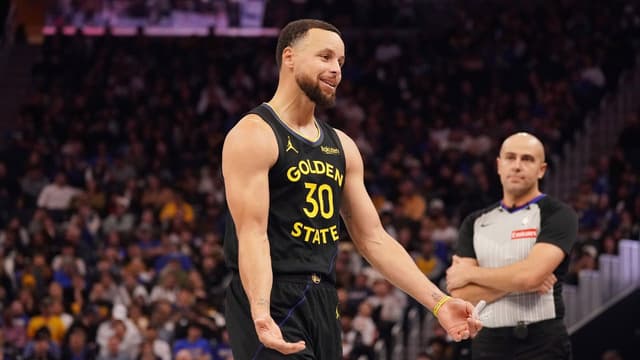 Steph Curry Expected To Miss About a Week With Quad Contusion