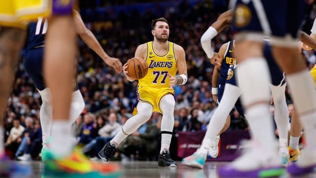 Lakers Beat Team With Better Record for First Time Since November