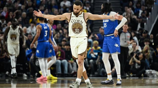 Stephen Curry Teases Special Christmas Kicks After Wearing Jimmy Butler’s Li-Nings