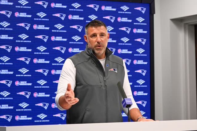  Mike Vrabel Calls Out Reporter For “Cutting Him Off” at Patriots’ Press Conference