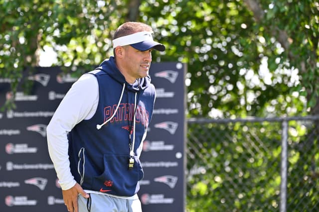 Patriots OC Josh McDaniels Wins Assistant Coach Of the Year Award