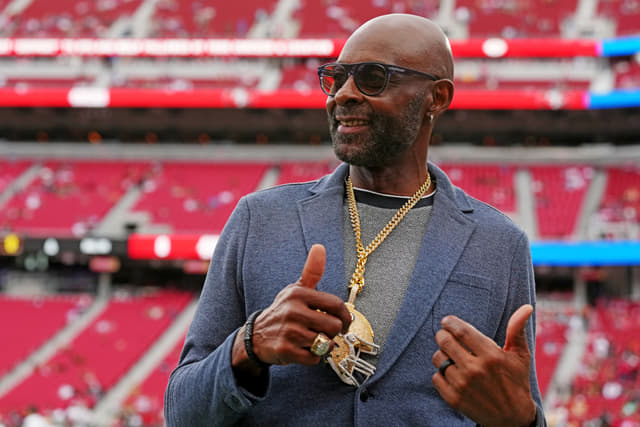 Jerry Rice Embraces Photographer Role as 49ers, Seahawks Battle for No.1 Seed