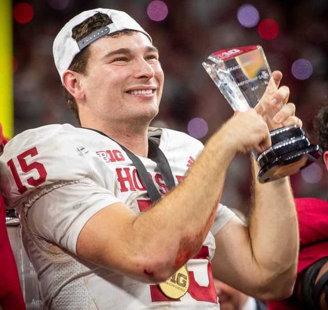 Fernando Mendoza Beats Diego Pavia by 927 Votes to Win 2025 Heisman Trophy