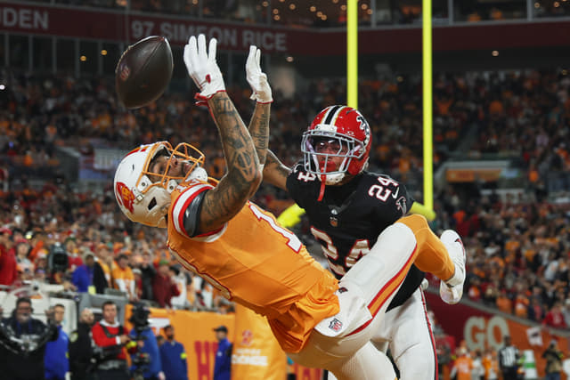Mike Evans Escapes Unhurt After Scary Collission With Cobee’ Bryant in Bucs–Falcons Battle
