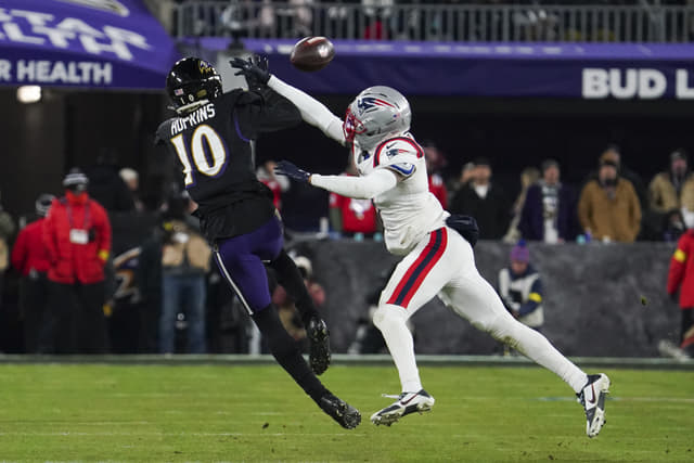 Fans Say DeAndre Hopkins “Violates Physics Laws” With His One-Handed Catch vs. Patriots
