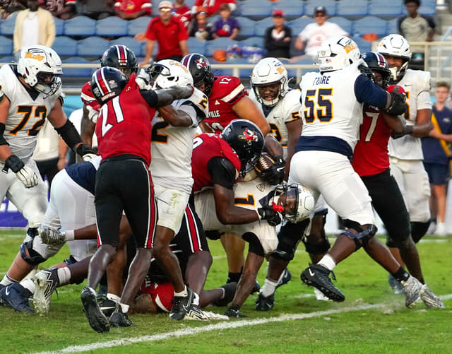 “Oddest Play of the CFB Season” Costs Toledo Rockets 12 Yards in Boca Raton Bowl