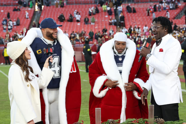 “Santa” Michael Irvin Visits Children’s Hospital to Spread Christmas Joy