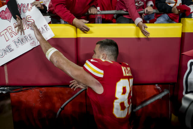 Donna Kelce Emotional as Travis Kelce’s Gesture to Fans Hint “Retirement”