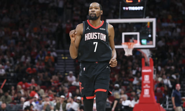 Kevin Durant Breaks Karl Malone’s Record, Becomes Oldest Player With 2,000-Point Season