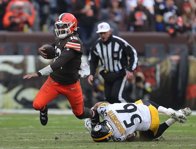 Shedeur Sanders Practices in Snow Ahead of QB Battle With Joe Burrow