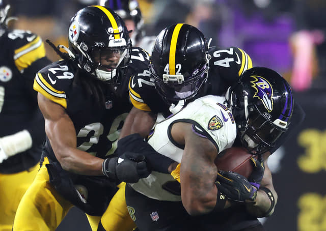 Derrick Henry Outperforms 7 Steelers Players in 100-Yard Game For Ravens