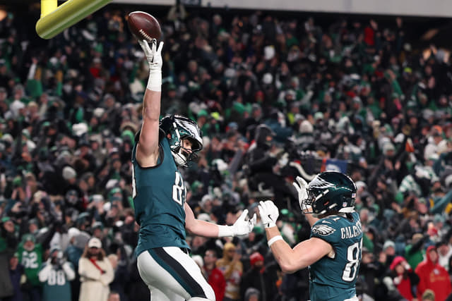 “There’s a Massage Table”: Heavy Wind Exposes Blue Tent During 49ers-Eagles Game