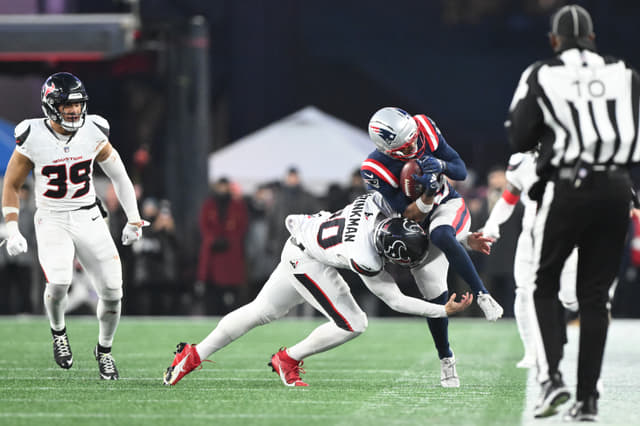 Braving the Snow, Kayshon Boutte Nails One-Handed Diving TD Catch Against Texans
