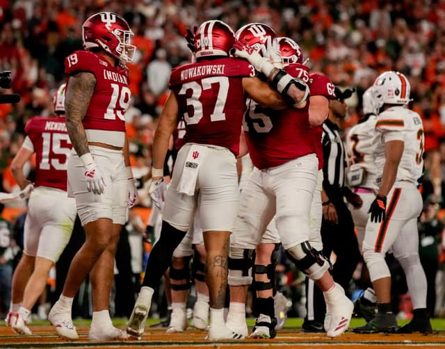 Riley Nowakowski Dedicates First TD to God as Indiana Lead 10-0 Over Miami at Halftime