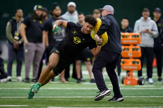 Ravens Could be a Landing Spot for Oregon Star TE Kenyon Sadiq