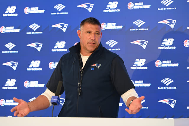 Mike Vrabel Avoids Taking Sides in Grass vs. Turf Debate 