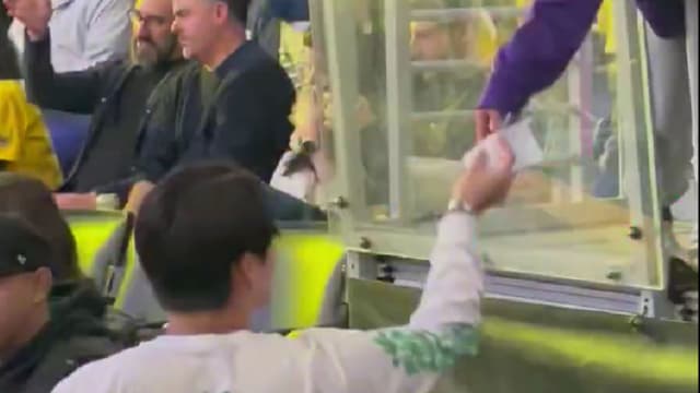 Yoshinobu Yamamoto Makes Time for Young Lakers Fan