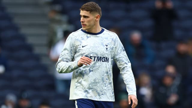 Tottenham Rule Out Micky Van De Ven Exit